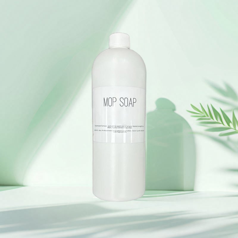 Väldoftande mopp-tvål i flaska, blommig och citrusdoft, för effektiv golvrengöring. Miljövänlig design, 750 ml.