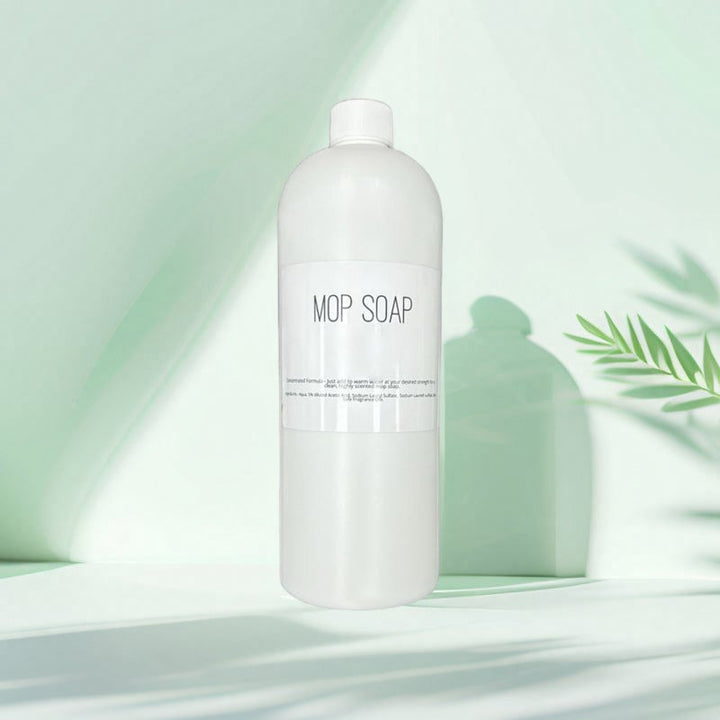 Väldoftande mopp-tvål i flaska, blommig och citrusdoft, för effektiv golvrengöring. Miljövänlig design, 750 ml.