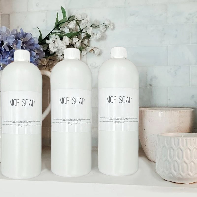 Väldoftande mopp-tvål i flaska, blommig och citrusdoft, för effektiv golvrengöring. Miljövänlig design, 750 ml.