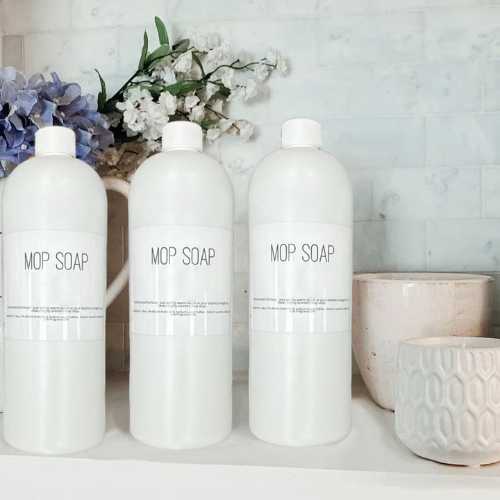 Väldoftande mopp-tvål i flaska, blommig och citrusdoft, för effektiv golvrengöring. Miljövänlig design, 750 ml.