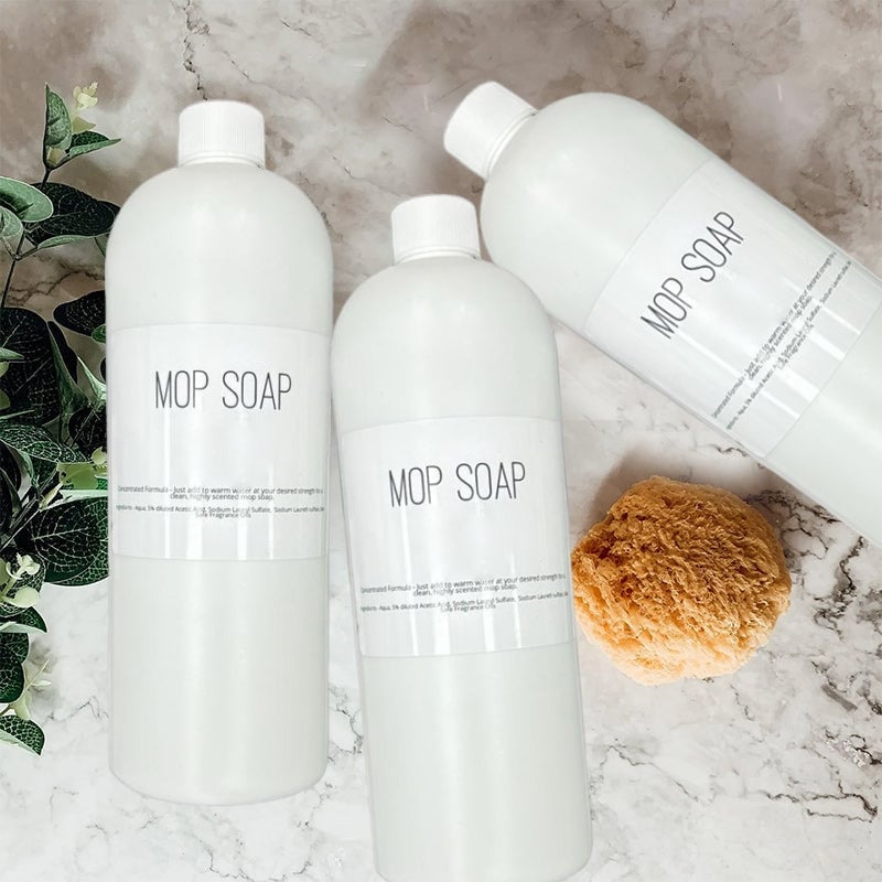 Väldoftande mopp-tvål i flaska, blommig och citrusdoft, för effektiv golvrengöring. Miljövänlig design, 750 ml.
