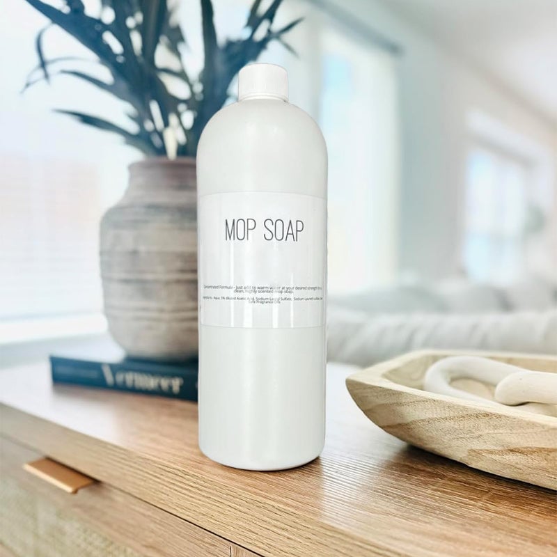 Väldoftande mopp-tvål i flaska, blommig och citrusdoft, för effektiv golvrengöring. Miljövänlig design, 750 ml.