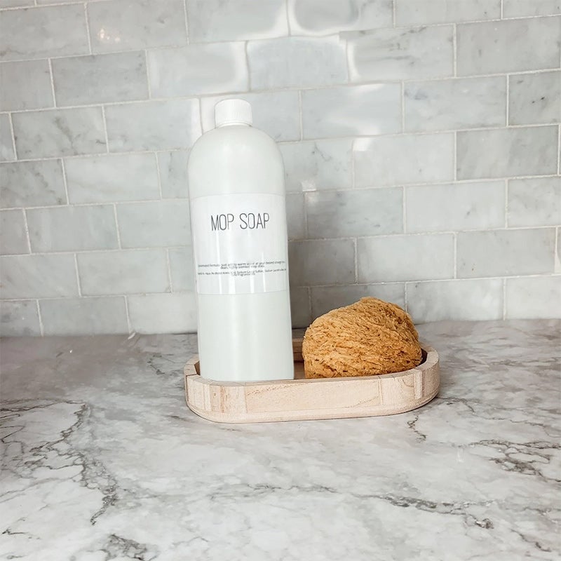 Väldoftande mopp-tvål i flaska, blommig och citrusdoft, för effektiv golvrengöring. Miljövänlig design, 750 ml.