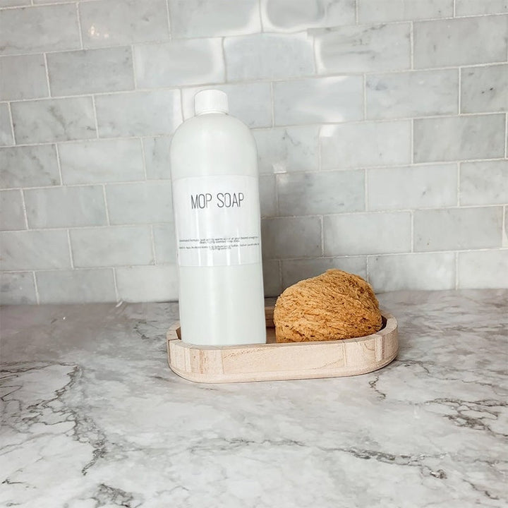Väldoftande mopp-tvål i flaska, blommig och citrusdoft, för effektiv golvrengöring. Miljövänlig design, 750 ml.