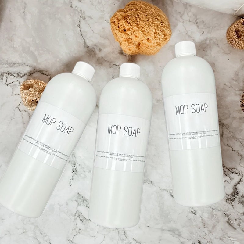 Väldoftande mopp-tvål i flaska, blommig och citrusdoft, för effektiv golvrengöring. Miljövänlig design, 750 ml.