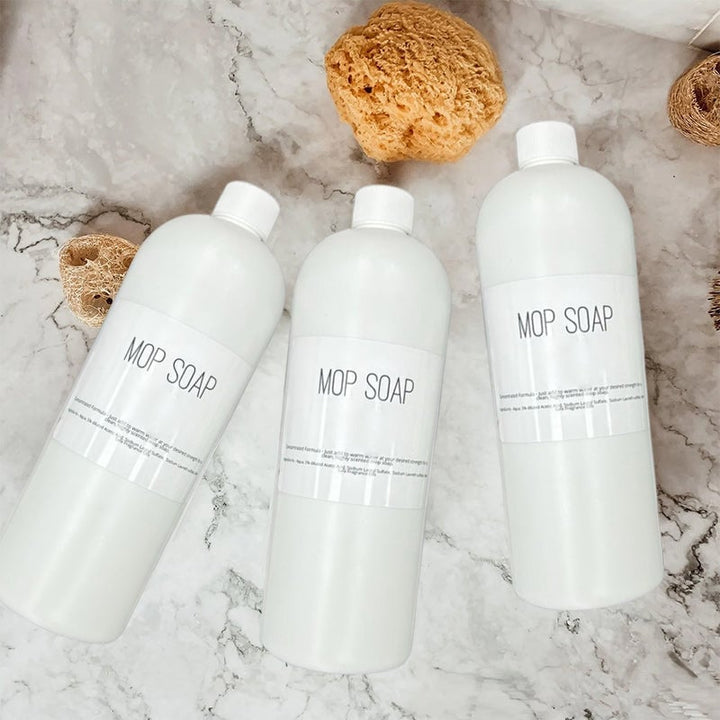 Väldoftande mopp-tvål i flaska, blommig och citrusdoft, för effektiv golvrengöring. Miljövänlig design, 750 ml.