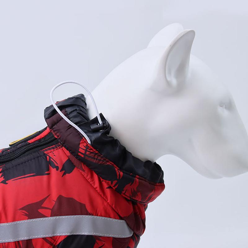 Vändbar vattentät vinterjacka för hund med reflex, fleece och polyester, säker och stilren för kalla dagar.