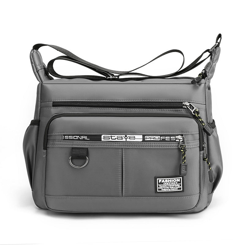 "Vattentät axelväska i slitstark nylon, crossbody design för utomhus och vardag, unisex."