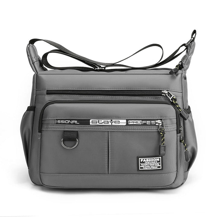 "Vattentät axelväska i slitstark nylon, crossbody design för utomhus och vardag, unisex."
