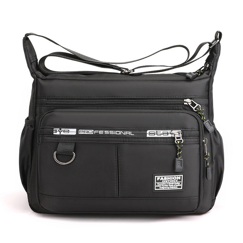 "Vattentät axelväska i slitstark nylon, crossbody design för utomhus och vardag, unisex."