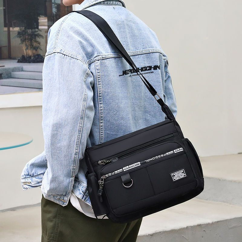 "Vattentät axelväska i slitstark nylon, crossbody design för utomhus och vardag, unisex."
