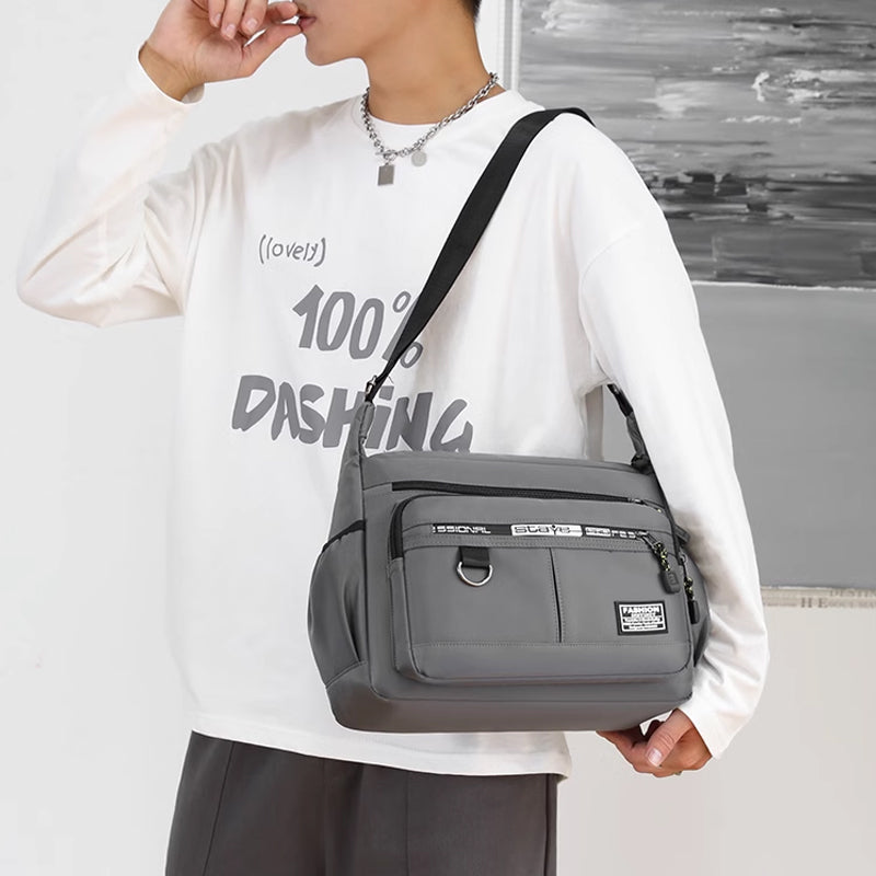 "Vattentät axelväska i slitstark nylon, crossbody design för utomhus och vardag, unisex."
