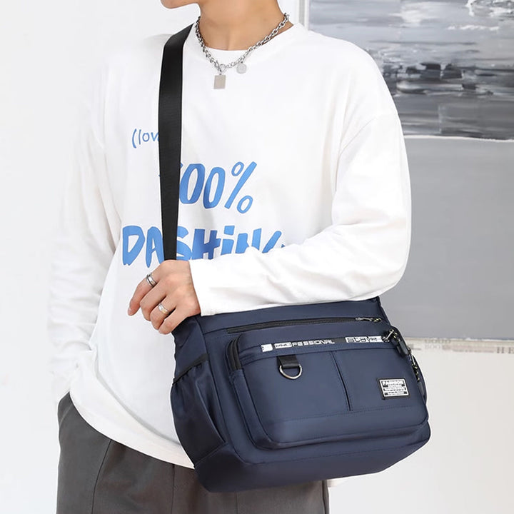 "Vattentät axelväska i slitstark nylon, crossbody design för utomhus och vardag, unisex."