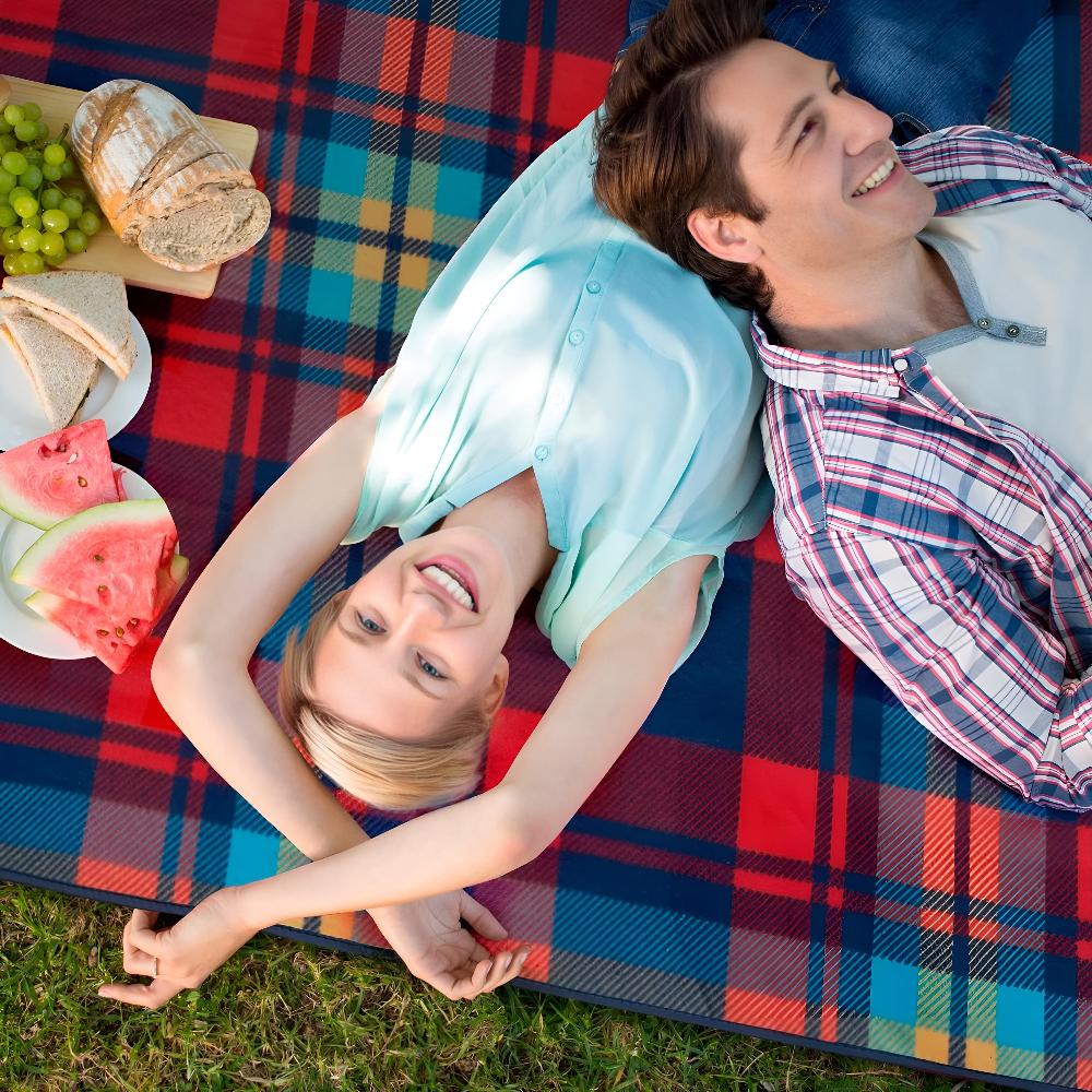 "Vattentät EverDry picknickmatta utrullad i naturen, tålig brun yta perfekt för alla väder. För strand eller camping."