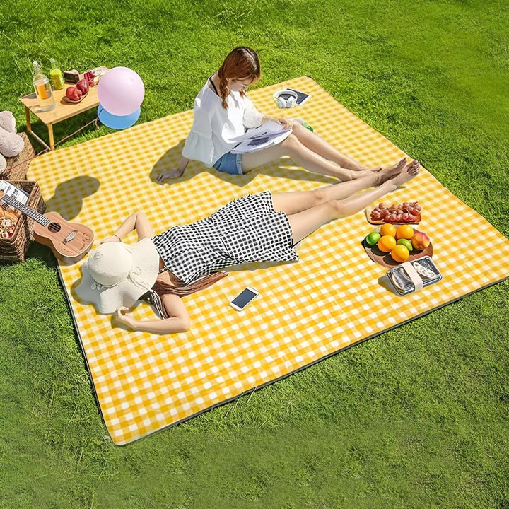"Vattentät EverDry picknickmatta utrullad i naturen, tålig brun yta perfekt för alla väder. För strand eller camping."