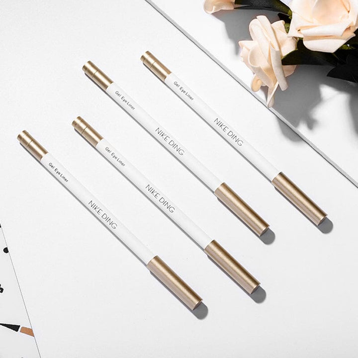 "Vattentät snabbtorkande eyeliner i elegant svart, tunn spets, lätt att använda för precis applicering."