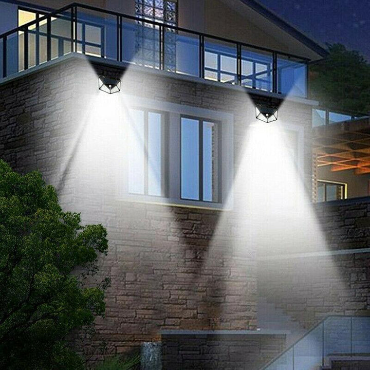 "Vattentät utomhus solcells vägglampa med 100 LED-lampor, lyser starkt och skapar trygg atmosfär i trädgården."