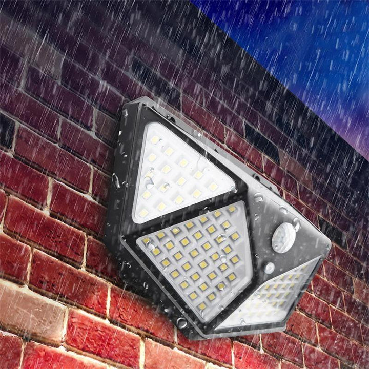 "Vattentät utomhus solcells vägglampa med 100 LED-lampor, lyser starkt och skapar trygg atmosfär i trädgården."