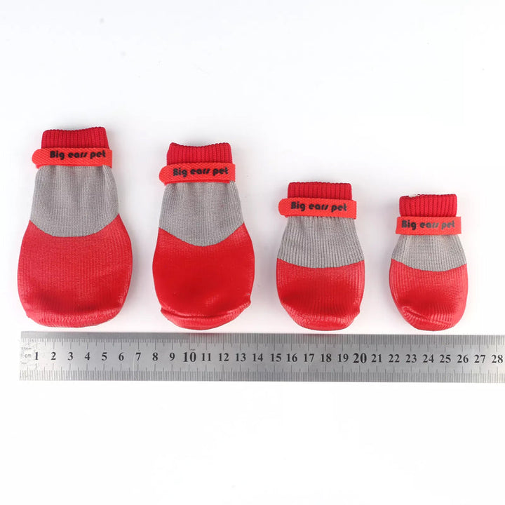 "Vattentäta hundskor med halkfri sula, slitstarkt material. Perfekta för säkra utomhusäventyr i alla väder."