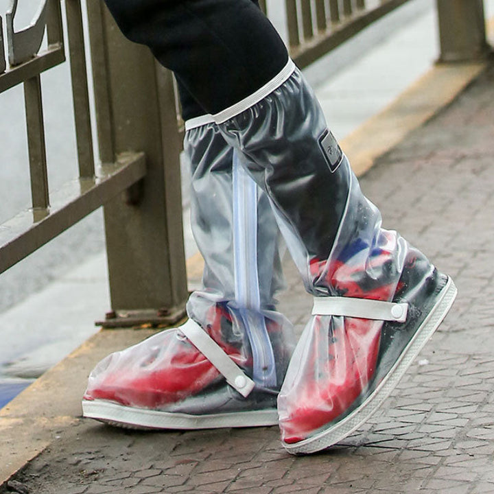 "Vattentäta justerbara skoskydd i svart PVC för utomhusaktivitet, skyddar mot regn och smuts. Perfekt för resor."