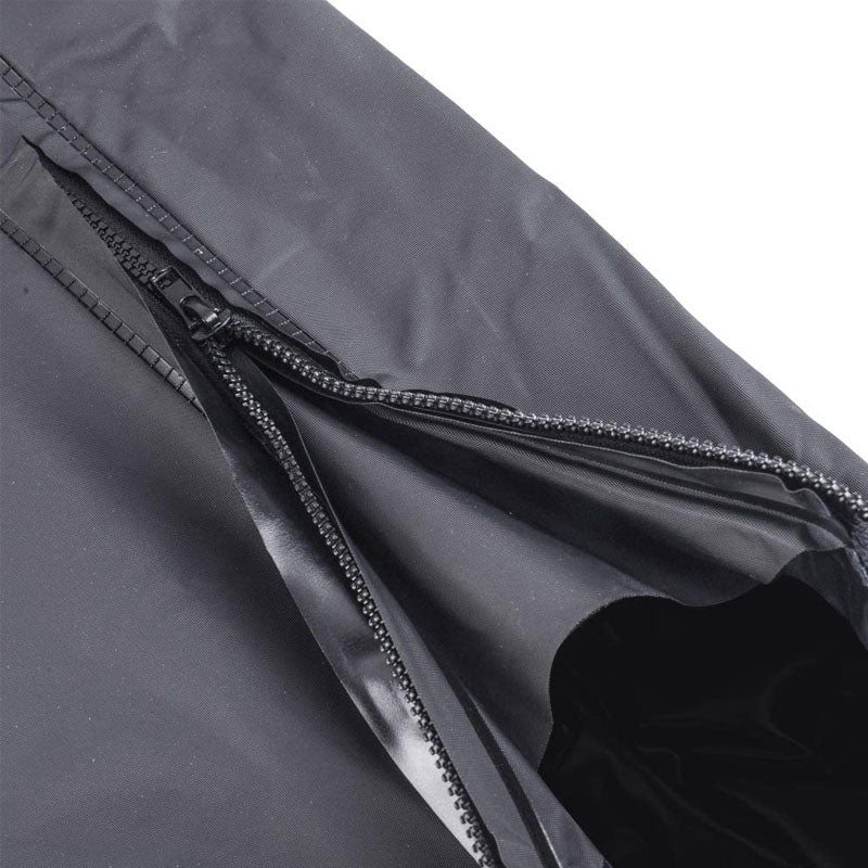 "Vattentäta justerbara skoskydd i svart PVC för utomhusaktivitet, skyddar mot regn och smuts. Perfekt för resor."