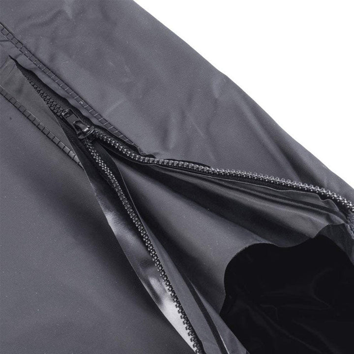 "Vattentäta justerbara skoskydd i svart PVC för utomhusaktivitet, skyddar mot regn och smuts. Perfekt för resor."