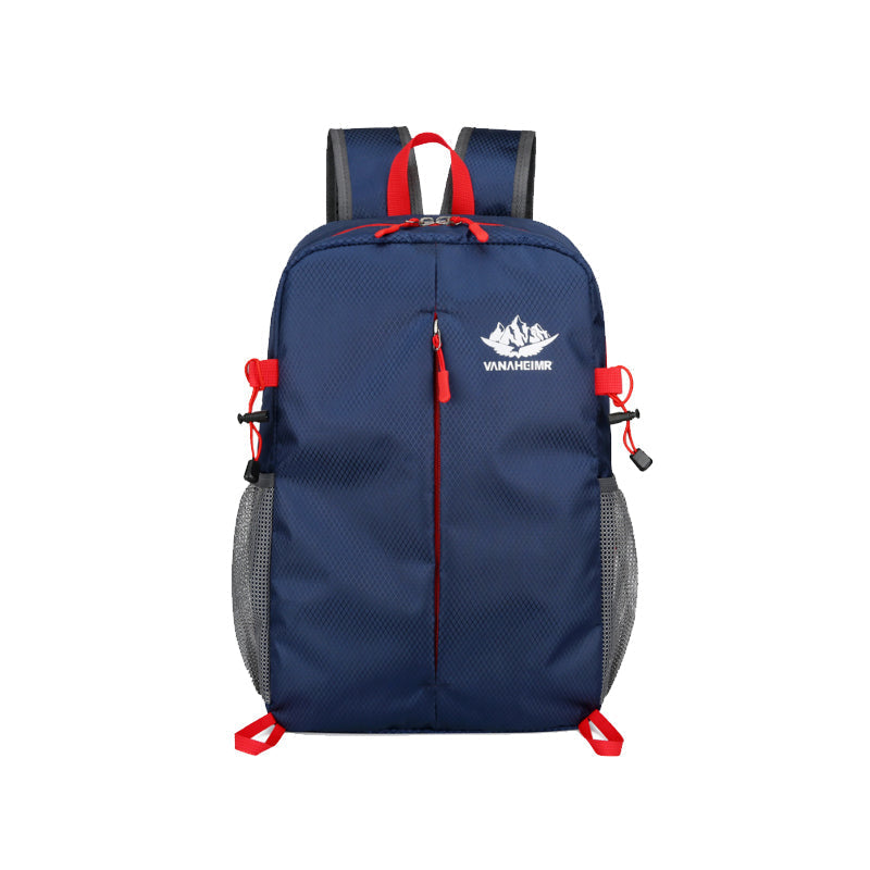 "Vikbar unisex ryggsäck i vattentålig polyester, grön färg, lätt och kompakt, idealisk för vandring och daglig användning."