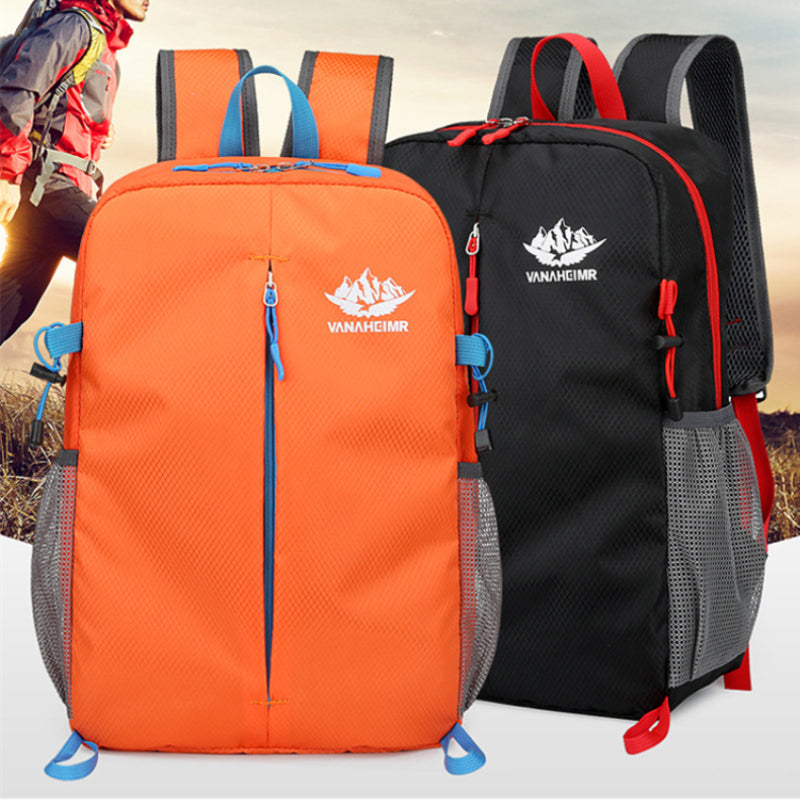 "Vikbar unisex ryggsäck i vattentålig polyester, grön färg, lätt och kompakt, idealisk för vandring och daglig användning."