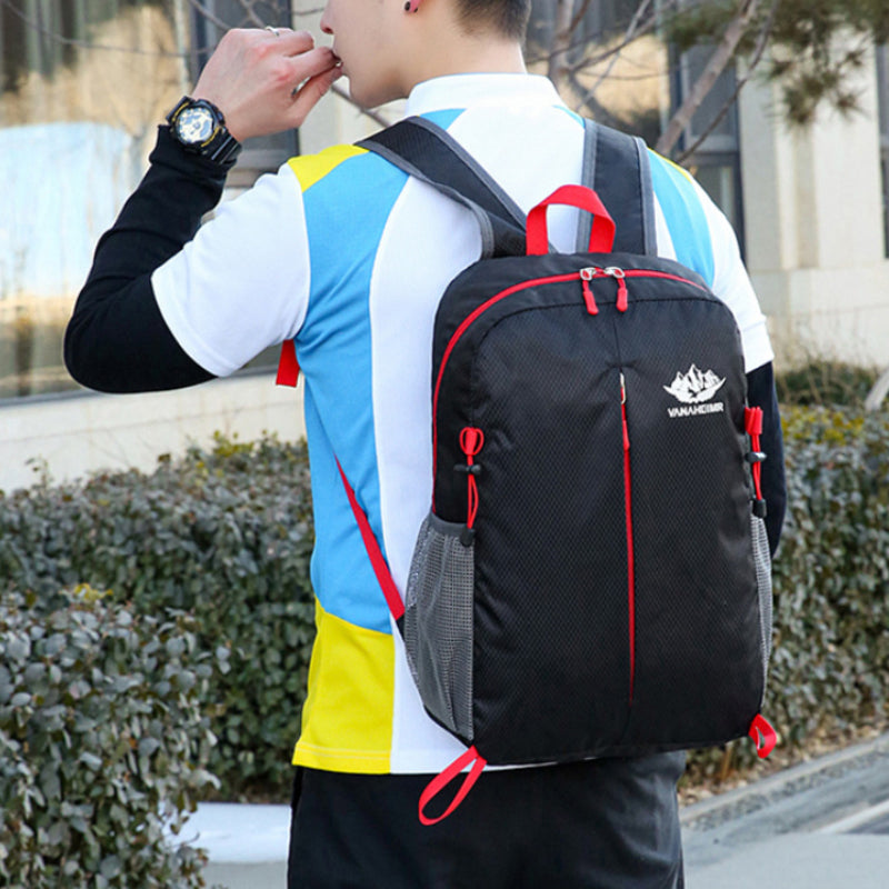 "Vikbar unisex ryggsäck i vattentålig polyester, grön färg, lätt och kompakt, idealisk för vandring och daglig användning."