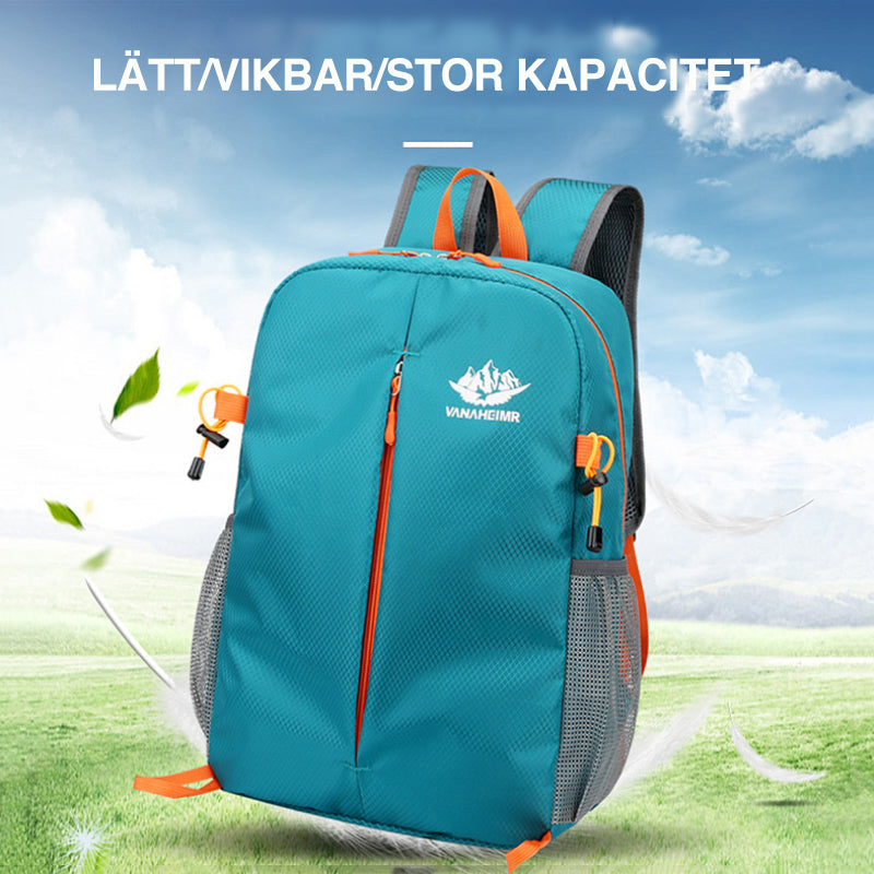 "Vikbar unisex ryggsäck i vattentålig polyester, grön färg, lätt och kompakt, idealisk för vandring och daglig användning."
