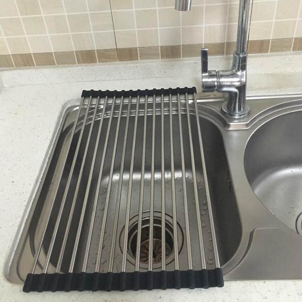 "Vikbart diskställ i rostfritt stål med rullbar design, perfekt för torkning och utrymmesbesparing i köket."