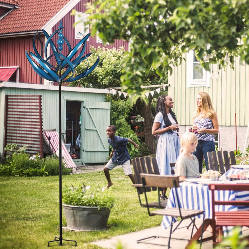"Vindspinnare i antikblå metall, elegant design för trädgårdsdekoration, blir ett visuellt blickfång i din utomhusoas."