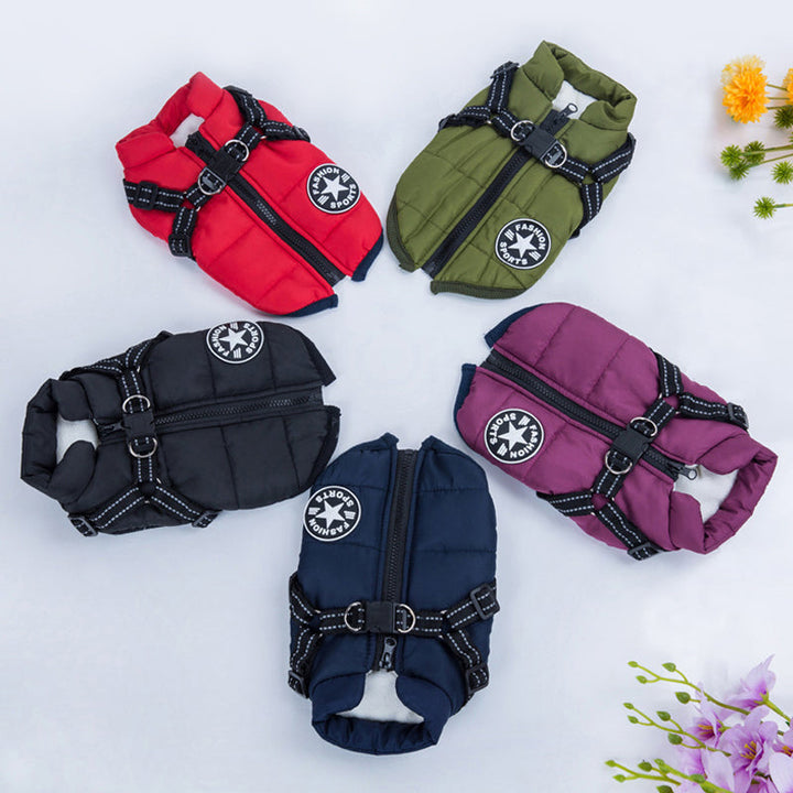 Vindtät vattentät hundjacka, röd med fleecefoder och reflexdetaljer, perfekt för skydd mot regn och kallt väder.