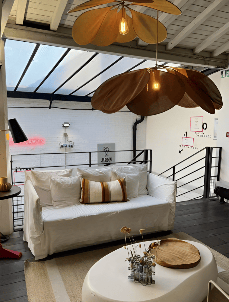 Vintage blommig taklampa i tyg. Hängande lampa med mjukt ljus.