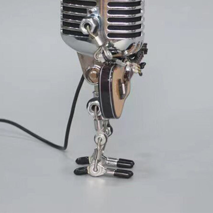 "Vintage mikrofon robotlampa av metall, retrodesign med justerbara leder, perfekt för unik heminredning."