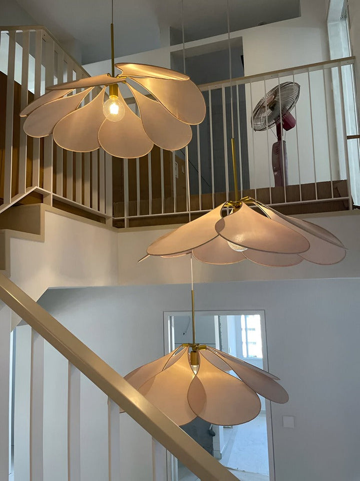 "Vintage taklampa med blommigt tyg, ger elegant och retro atmosfär, passar olika inredningsstilar och rum."