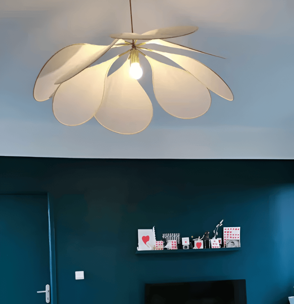 "Vintage taklampa med blommigt tyg, ger elegant och retro atmosfär, passar olika inredningsstilar och rum."