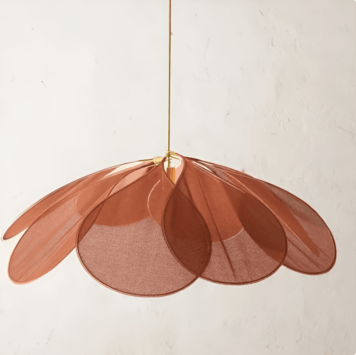 "Vintage taklampa med blommigt tyg, ger elegant och retro atmosfär, passar olika inredningsstilar och rum."