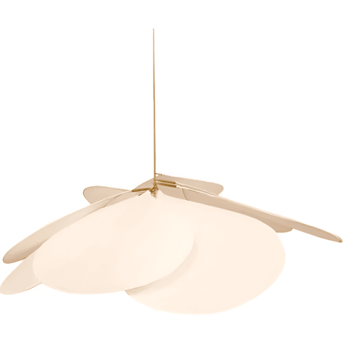 "Vintage taklampa med blommigt tyg, ger elegant och retro atmosfär, passar olika inredningsstilar och rum."
