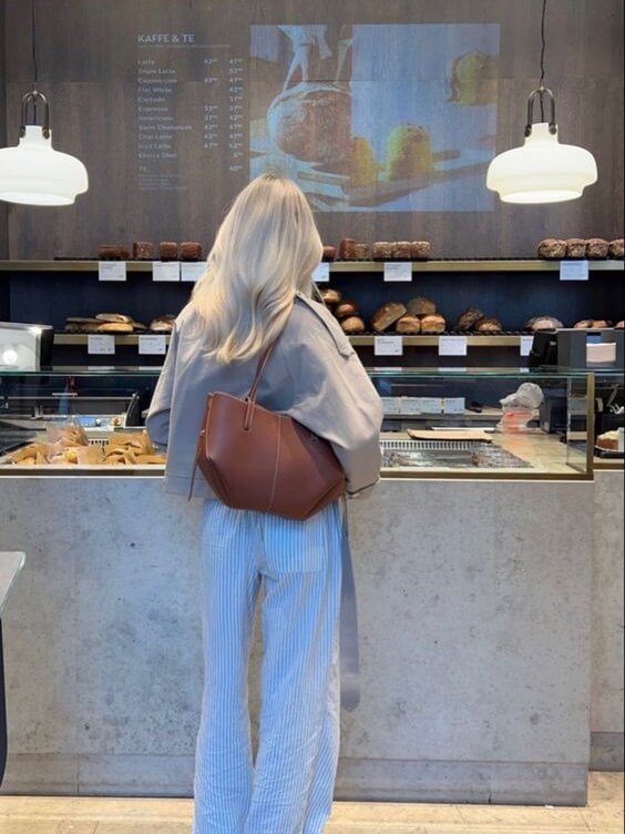 "Vintageinspirerad rymlig tote bag för kvinnor, i hållbar design med förstärkta sömmar, idealisk för vardagsbruk."