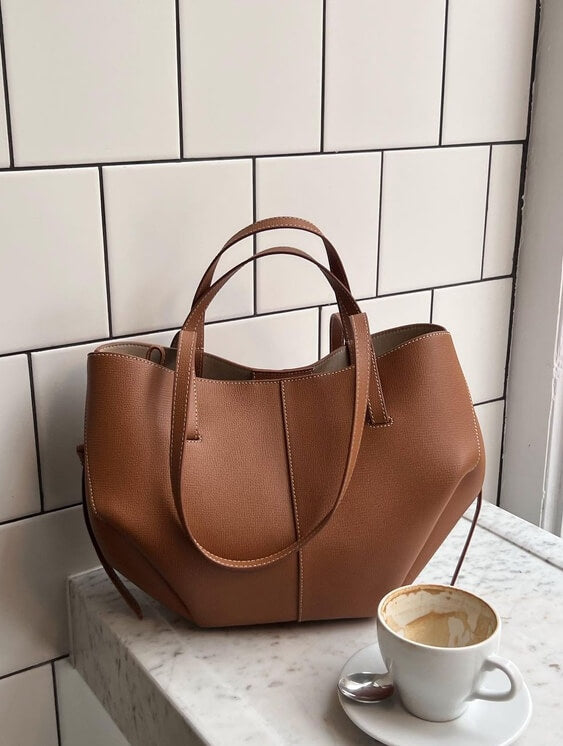 "Vintageinspirerad rymlig tote bag för kvinnor, i hållbar design med förstärkta sömmar, idealisk för vardagsbruk."