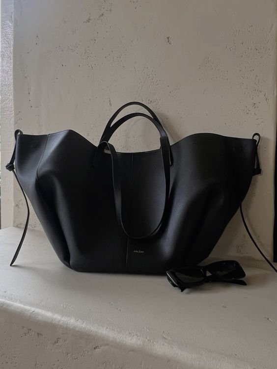 "Vintageinspirerad rymlig tote bag för kvinnor, i hållbar design med förstärkta sömmar, idealisk för vardagsbruk."