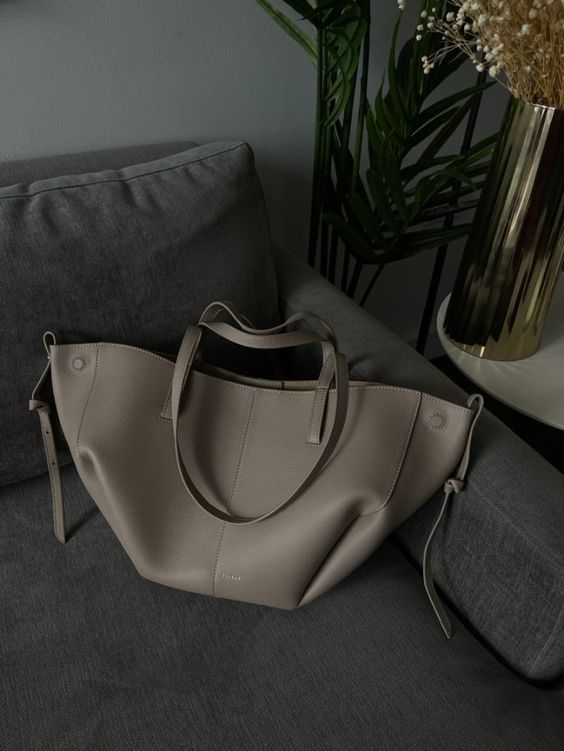 "Vintageinspirerad rymlig tote bag för kvinnor, i hållbar design med förstärkta sömmar, idealisk för vardagsbruk."