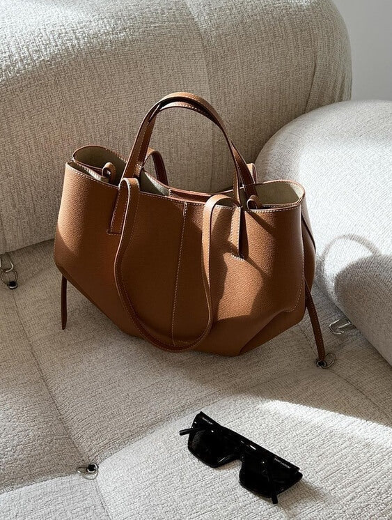 "Vintageinspirerad rymlig tote bag för kvinnor, i hållbar design med förstärkta sömmar, idealisk för vardagsbruk."