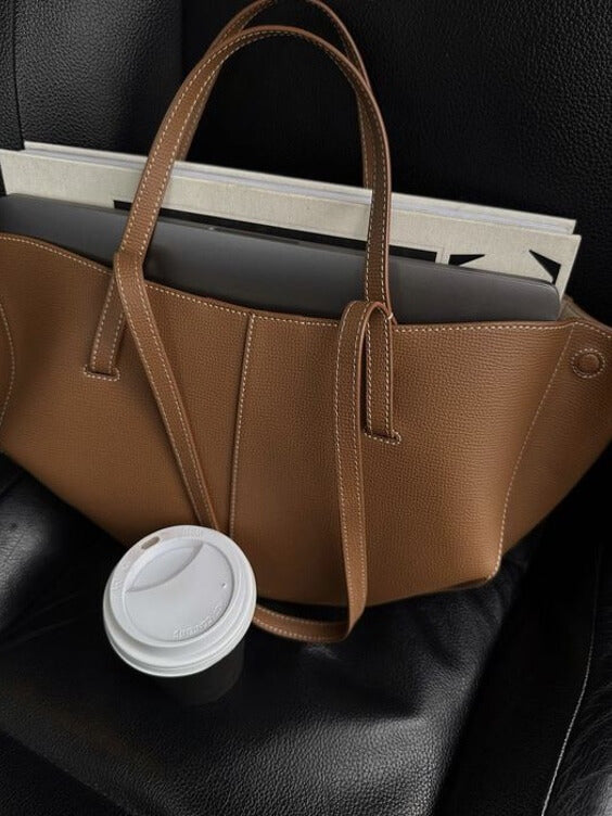 "Vintageinspirerad rymlig tote bag för kvinnor, i hållbar design med förstärkta sömmar, idealisk för vardagsbruk."