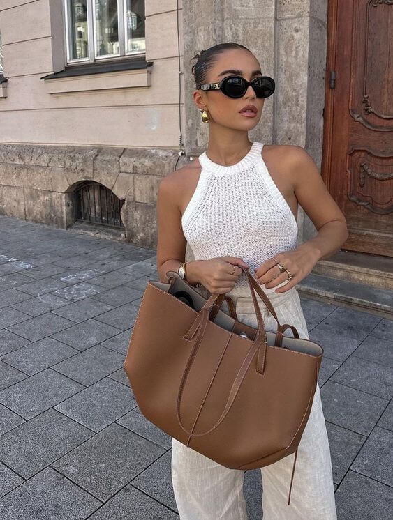 "Vintageinspirerad rymlig tote bag för kvinnor, i hållbar design med förstärkta sömmar, idealisk för vardagsbruk."