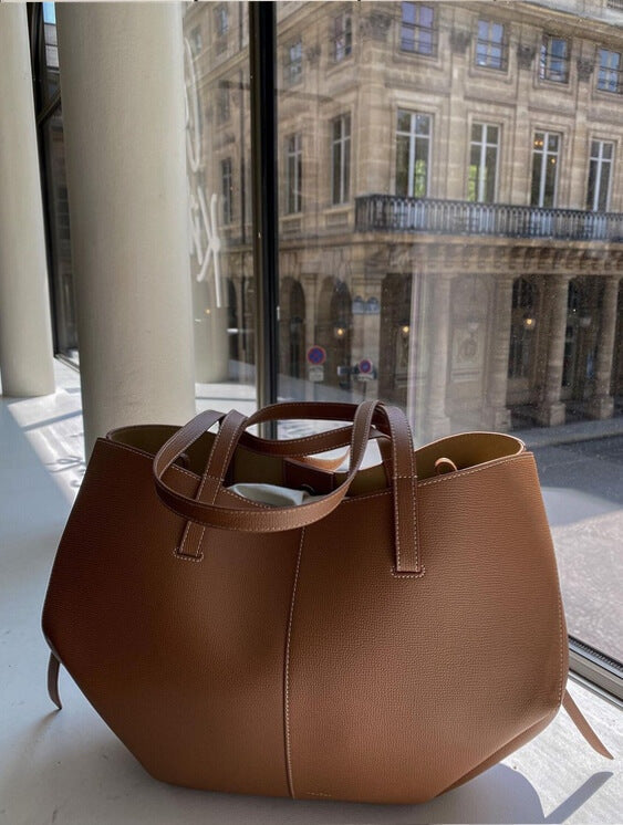 "Vintageinspirerad rymlig tote bag för kvinnor, i hållbar design med förstärkta sömmar, idealisk för vardagsbruk."