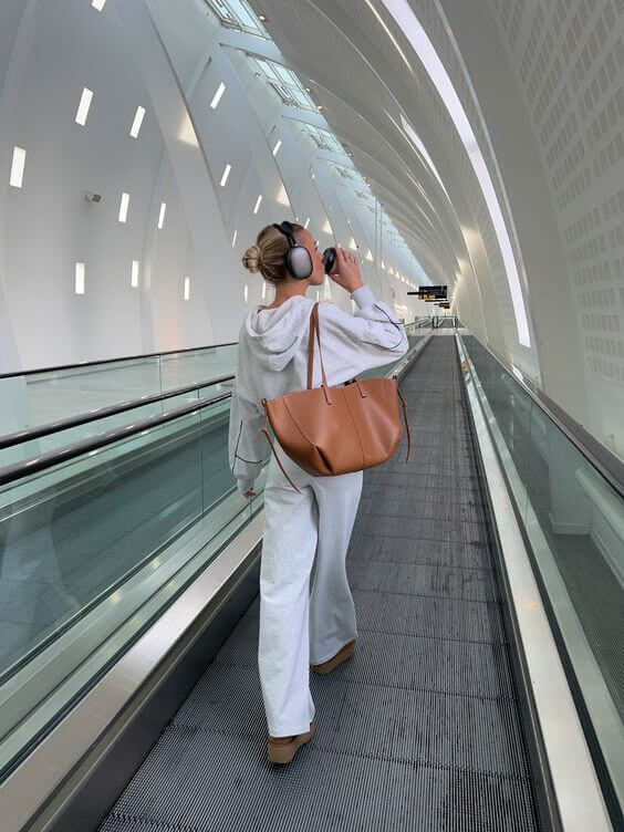 "Vintageinspirerad rymlig tote bag för kvinnor, i hållbar design med förstärkta sömmar, idealisk för vardagsbruk."