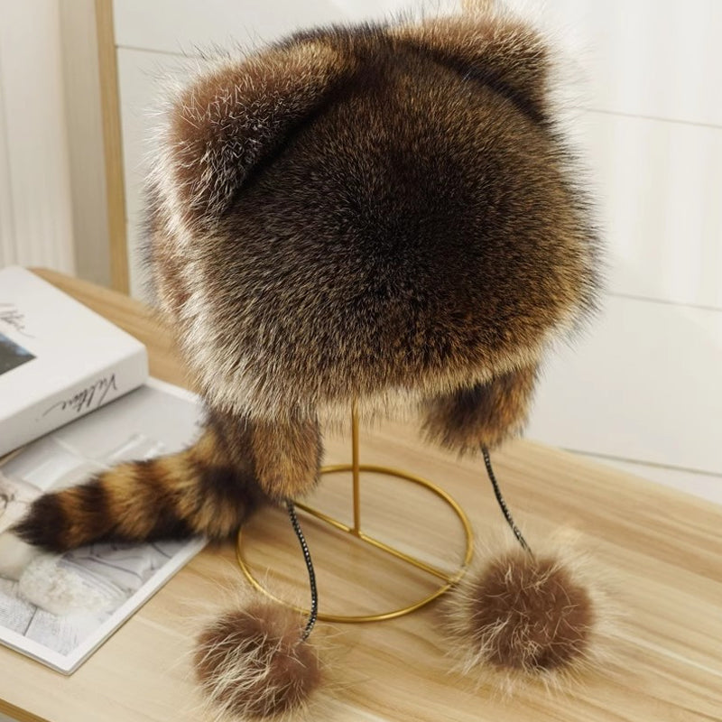 "Vinterhatt med fuskpäls och tvättbjörnsvans för barn och vuxna, varm och lekfull accessoar för vintergarderoben."