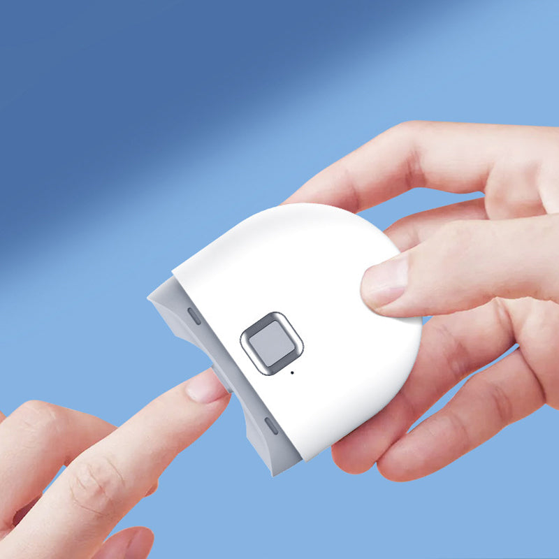 "Vit elektrisk automatisk nagelklippare med smidig design, precisionsskärhuvud och extrabelysning för säker nagelvård."